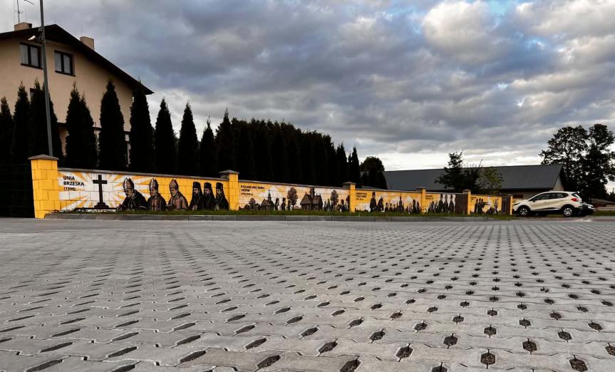 Nowy mural przy łukowskiej świątyni
