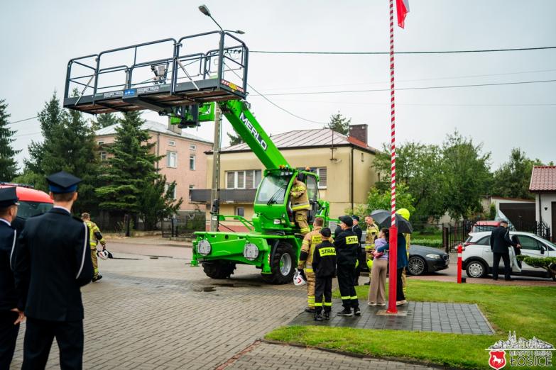Nowe wozy i specjalistyczny sprzęt dla druhów strażaków